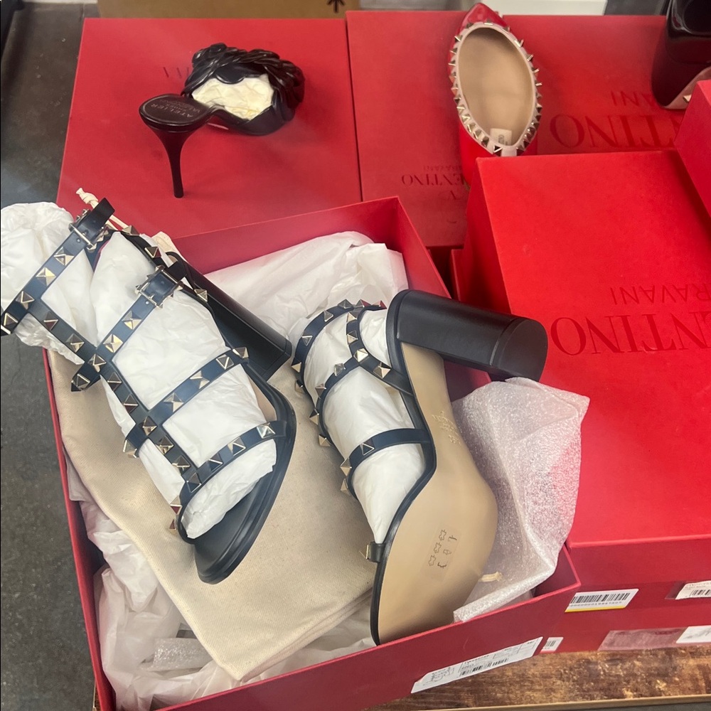 Valentino Garavani Black Studded Heels - Picture 4 of 4